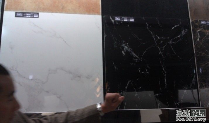 二楼卫生间墙白，地黑（高抛釉）