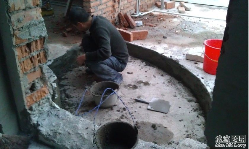 瓦工在补露台扣的洞