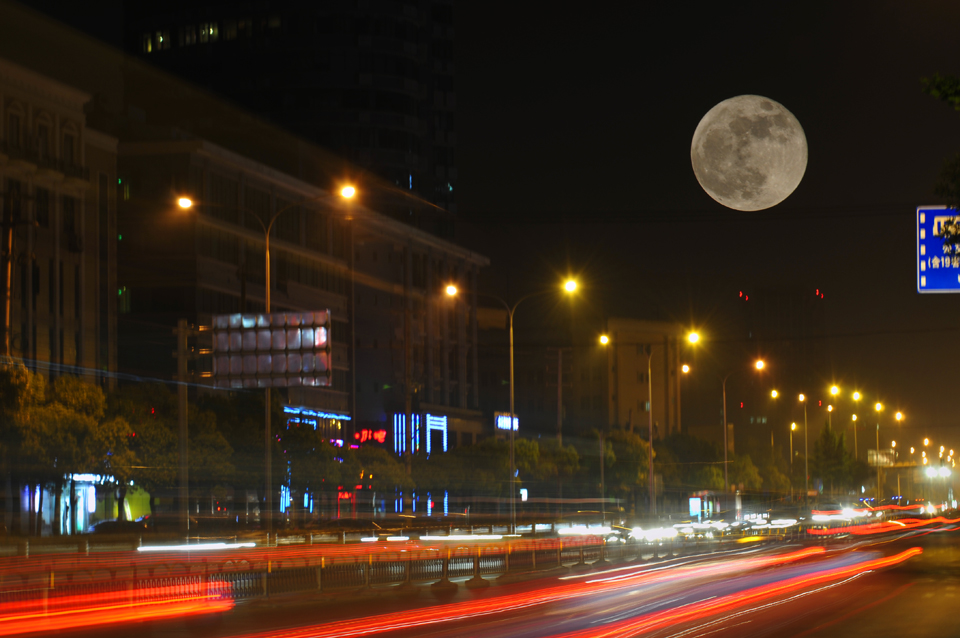南通市工农路夜5.6.22点的超级月亮.jpg