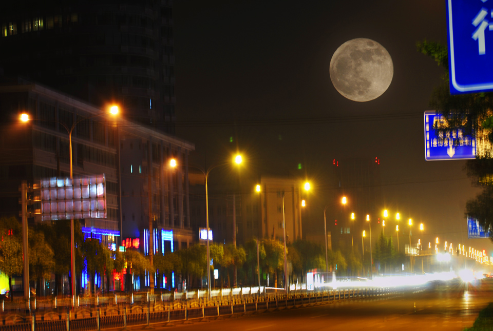 南通市工农路夜22点的超级月亮 (1).jpg
