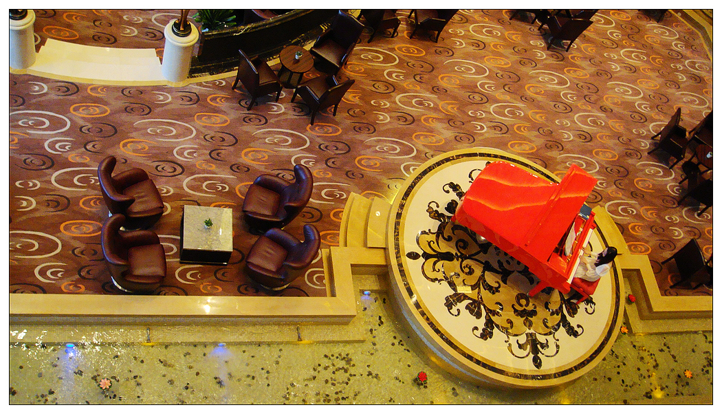 三楼宴会厅前厅往下拍的