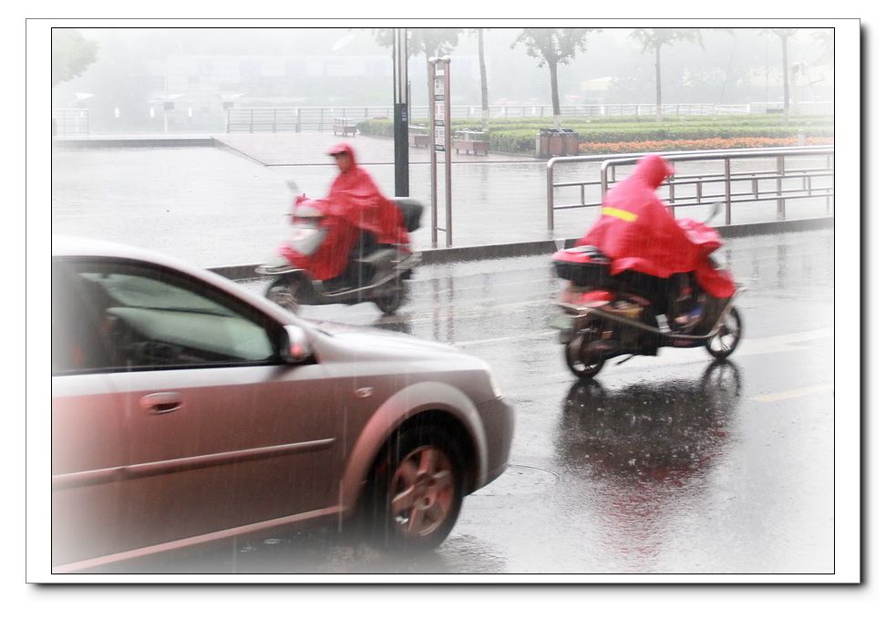雨中行 (4)_调整大小.jpg