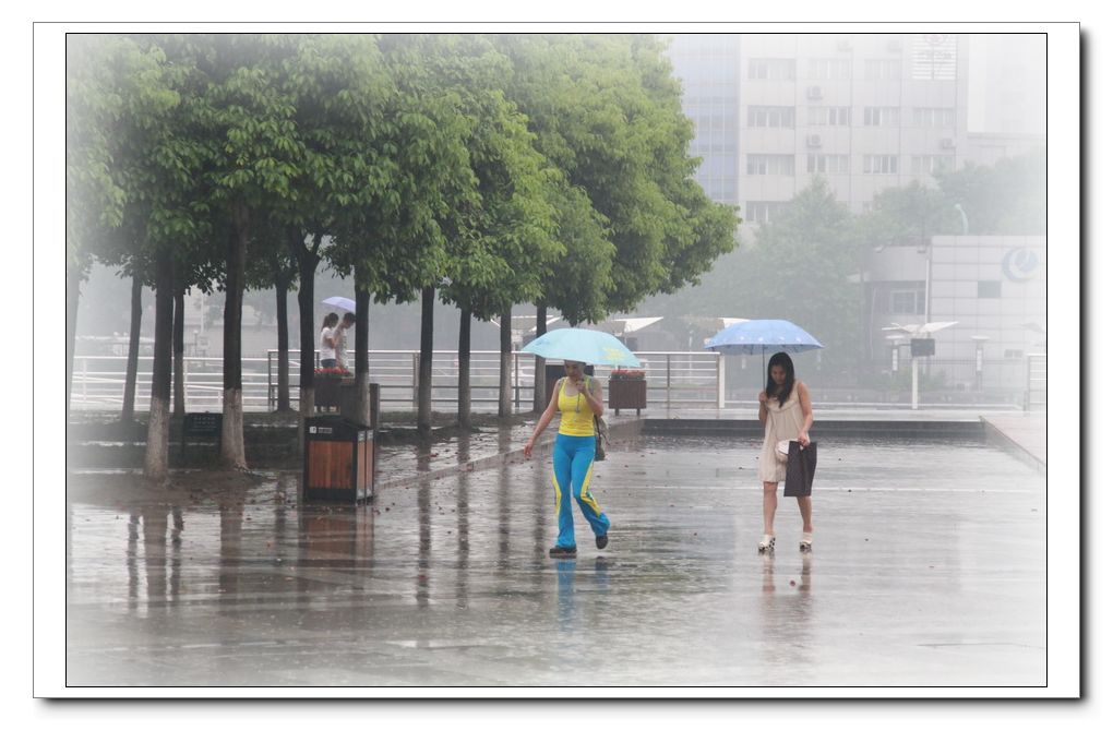 雨中行 (6)_调整大小.JPG