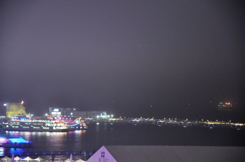 饭店窗户看夜景