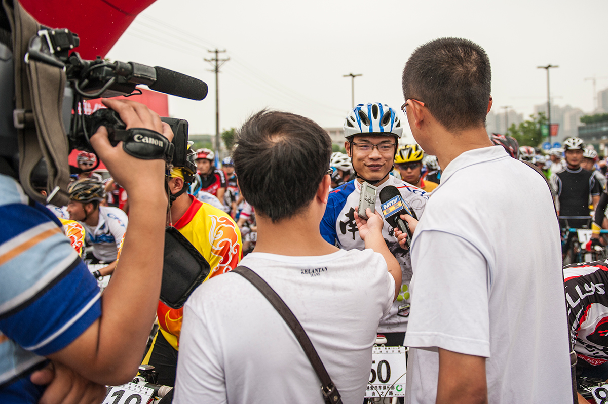 接受采访的运动员