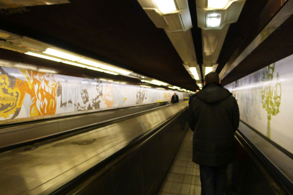 巴黎地铁站里的墙饰,虽然换乘很不方便,但是相比意大利的地铁,还是感觉整洁且有秩序许多.。