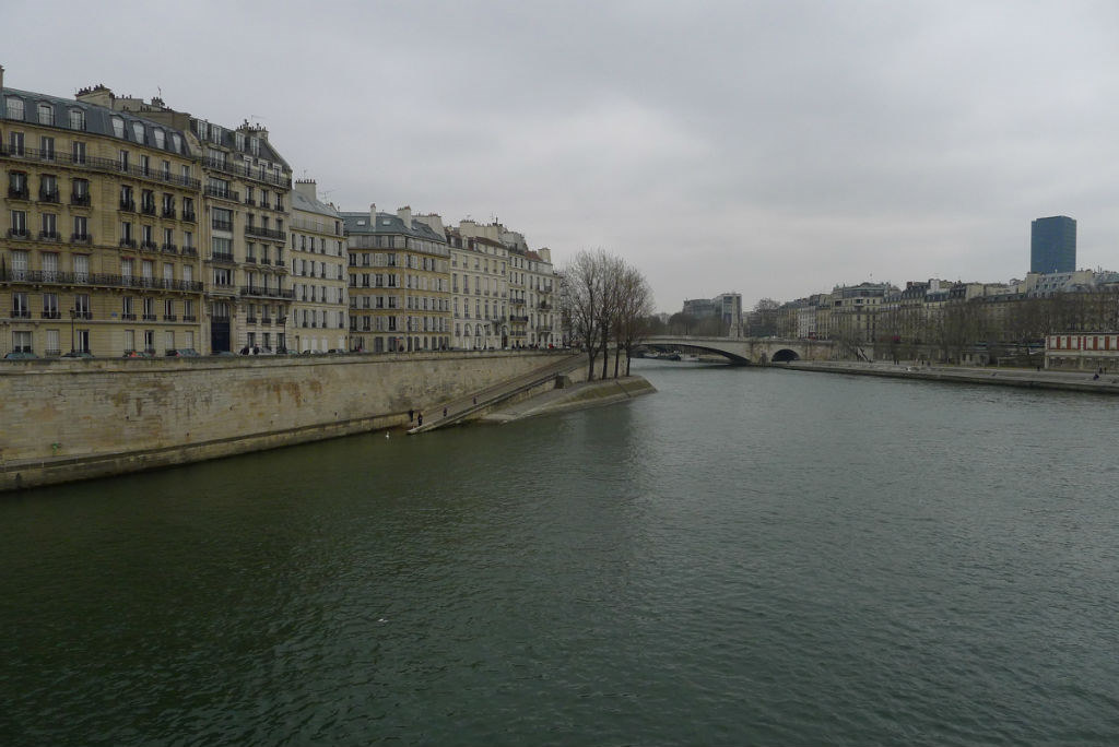 塞纳河，天气不好。