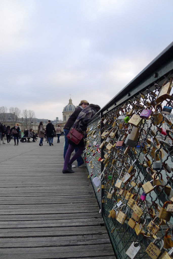 挂满同心锁,好像佛罗伦萨的老桥一样。