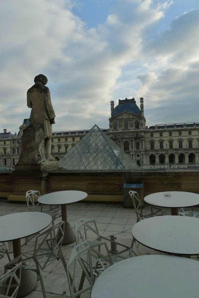 卢浮宫上。
