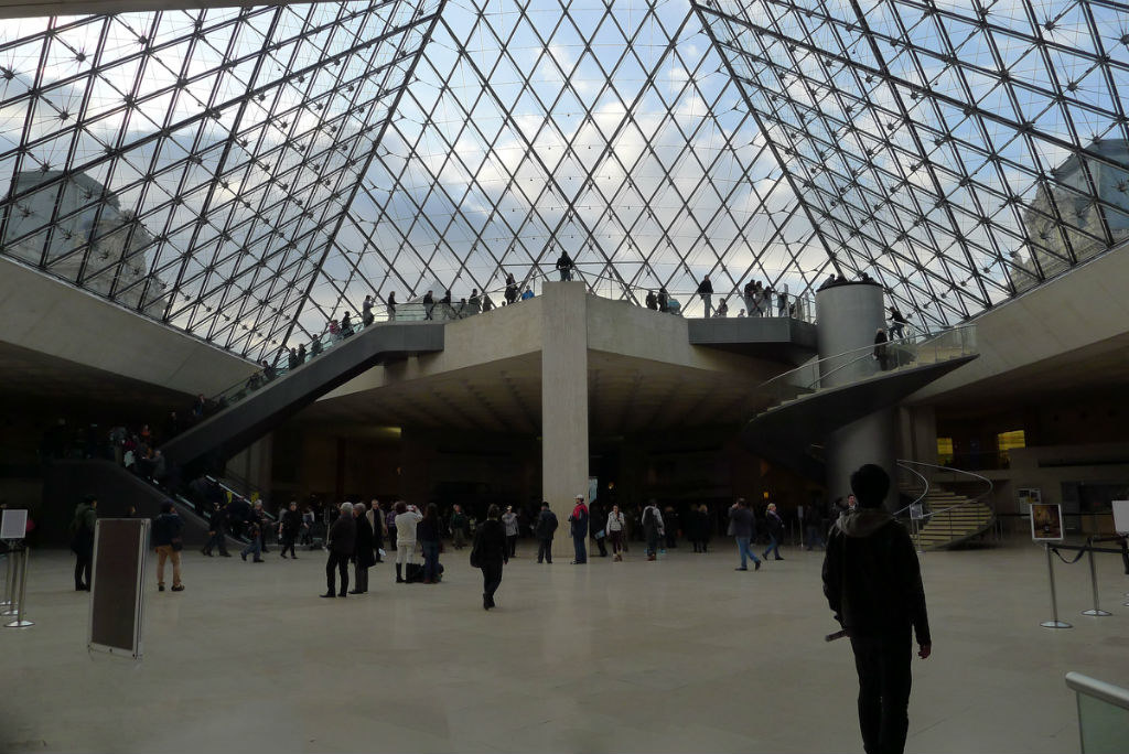 卢浮宫金字塔内观。