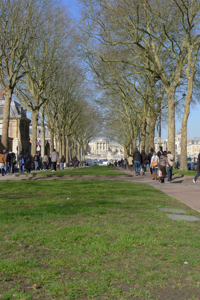 远处已显现出凡尔赛宫。