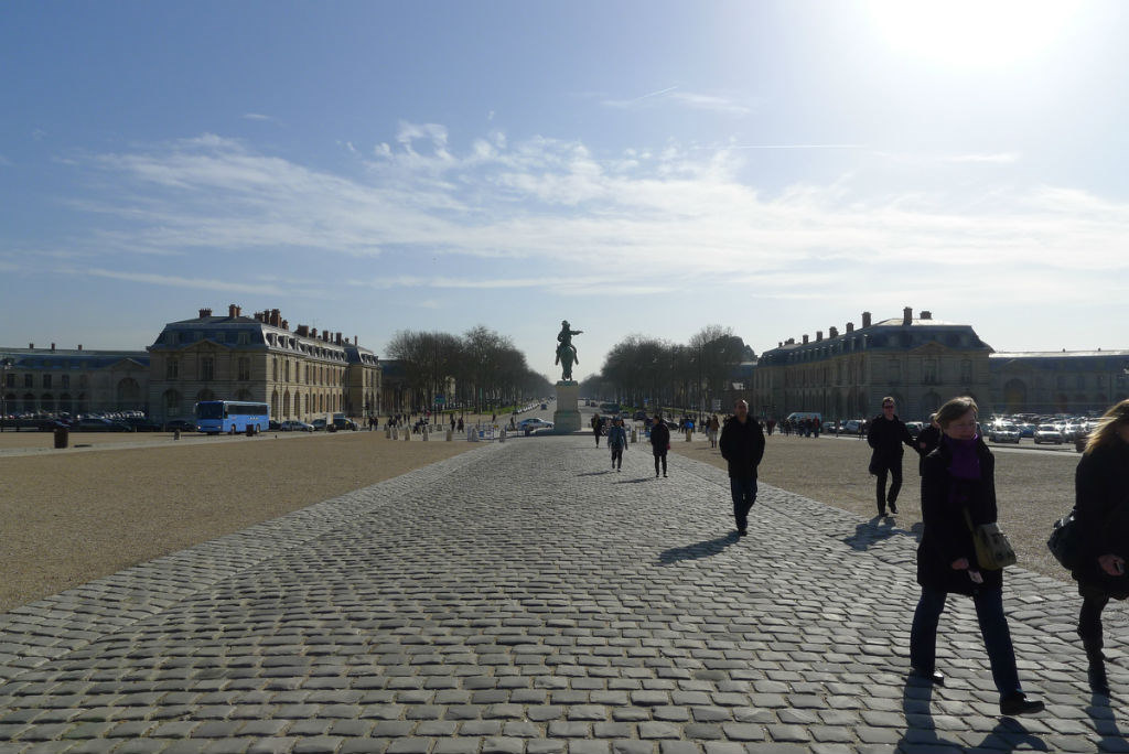 宽阔无比的广场。