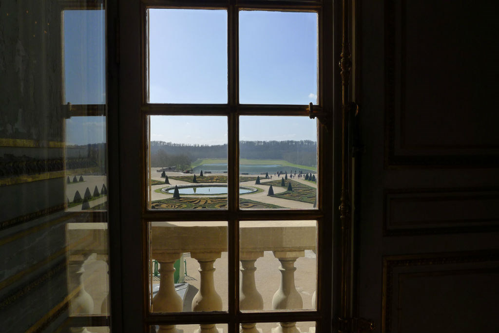 透过窗户，可以看见花园，修剪的绿地。