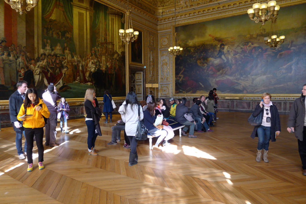 左边：拿破仑加冕。