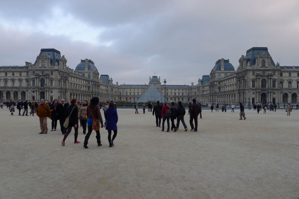 这个金字塔很突兀吗？