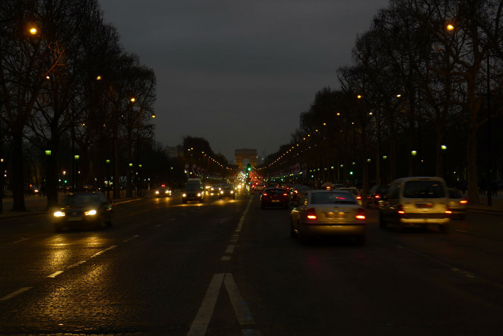 夜晚的香榭丽舍大街。