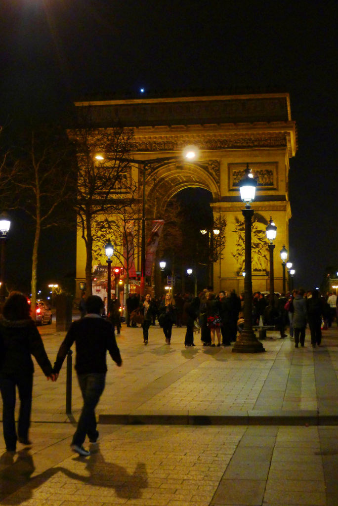 夜晚的凯旋门。