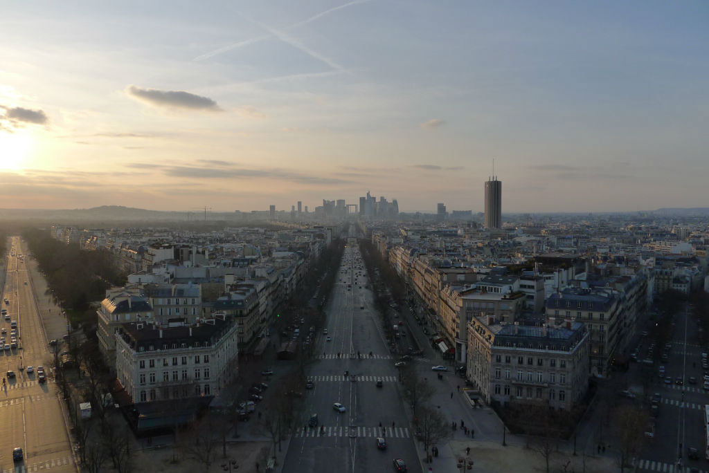 凯旋门上，远眺拉德方斯，完美的天际线。