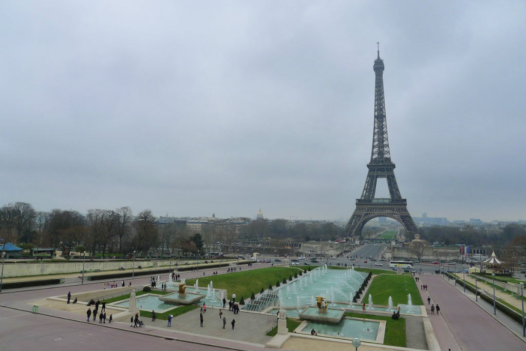 阴云下的埃菲尔。