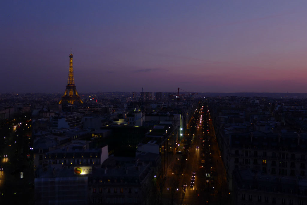 凯旋门上看夜晚的巴黎。