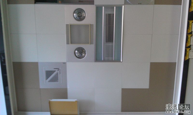 一楼卫生间吊顶，白色金色相嵌