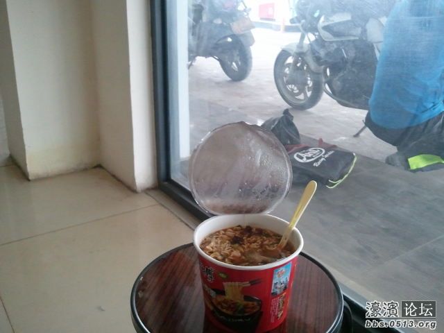 在加油站里吃方便面