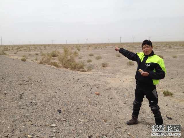 码勒戈壁滩里啃压缩饼干