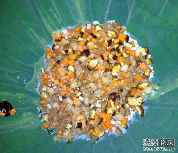 把切好的胡萝卜、肉丁、香菇用酱油拌好盖在米上。