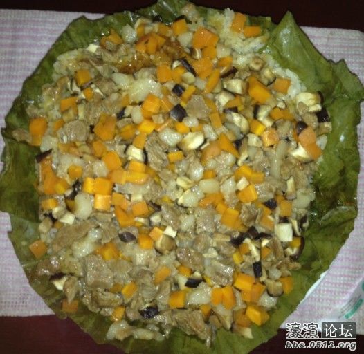 用剪刀剪去多余的荷叶！