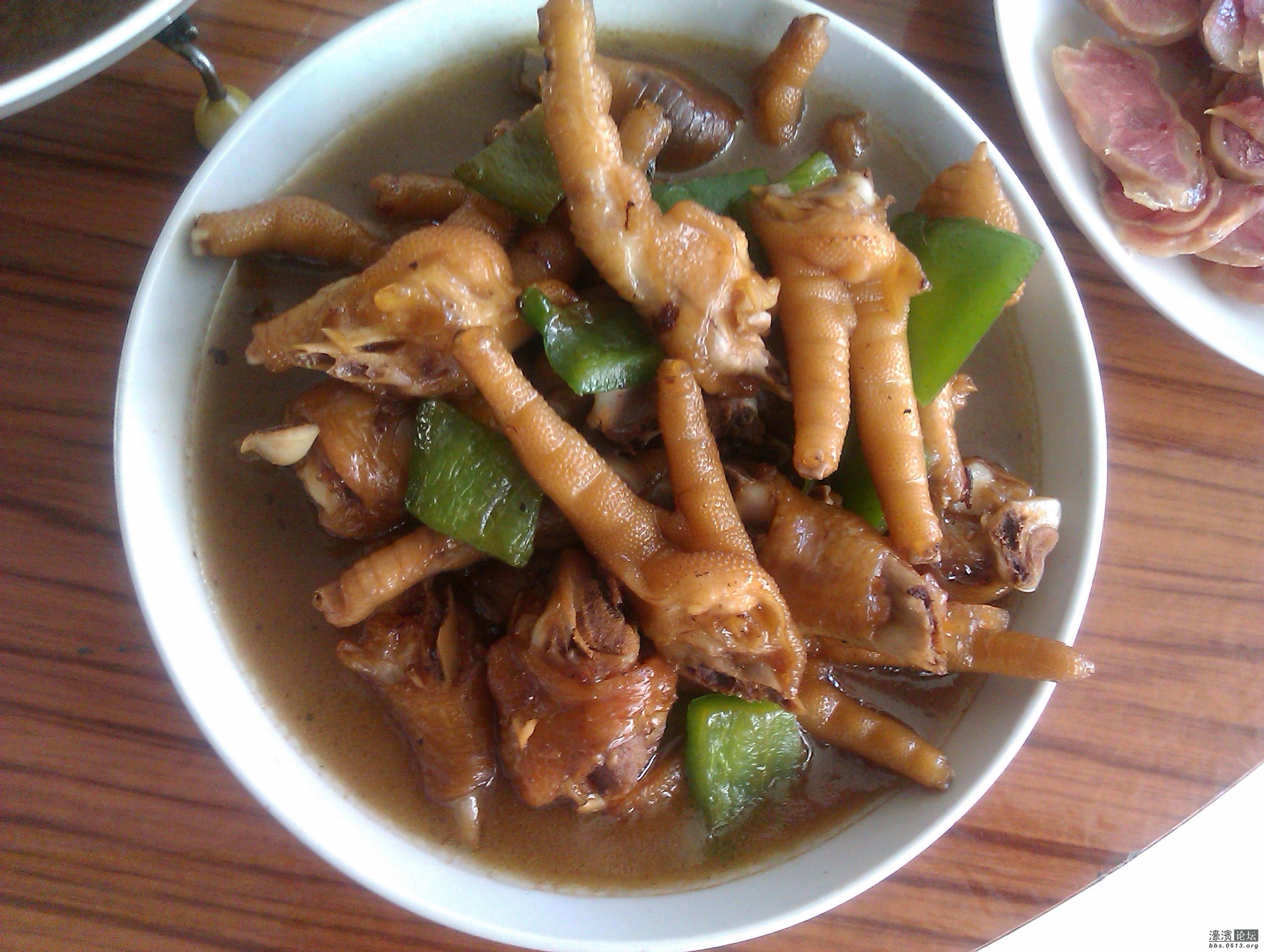 青椒鸡爪，大火煮出来的，鸡爪还没有软到成为那种胶质的程度