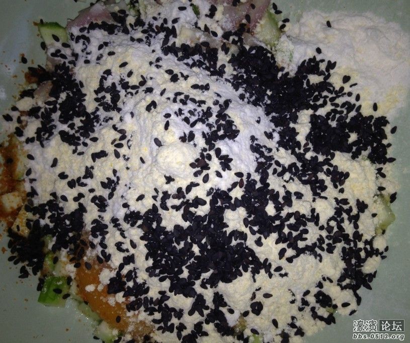 倒入黑芝麻、加水和盐搅拌