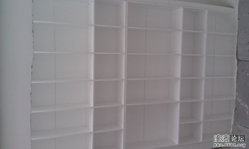 门还没有装，等地板铺好在装