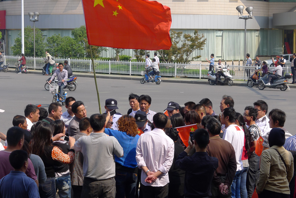 5 警察劝阻准备烧日本旗的人.jpg