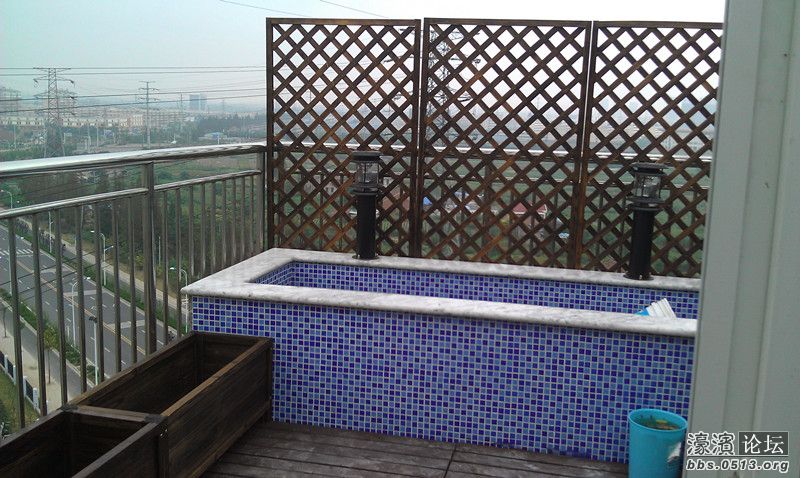 露台上的防腐木栅栏和花箱