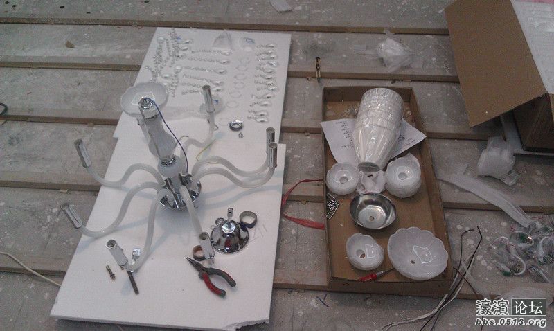 开始装客厅的吊灯了