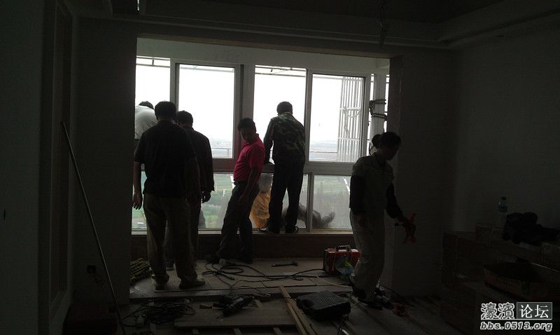 来了10个人，就像打仗一样