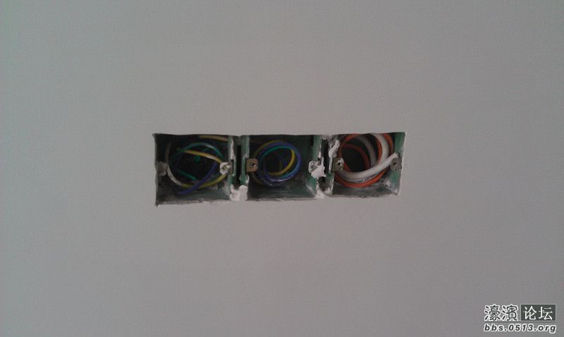 油漆工处理的底盒洞口