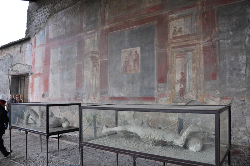 火山深夜喷发，熟睡中的人们来不及逃跑，于是留下各种临终前的姿态。