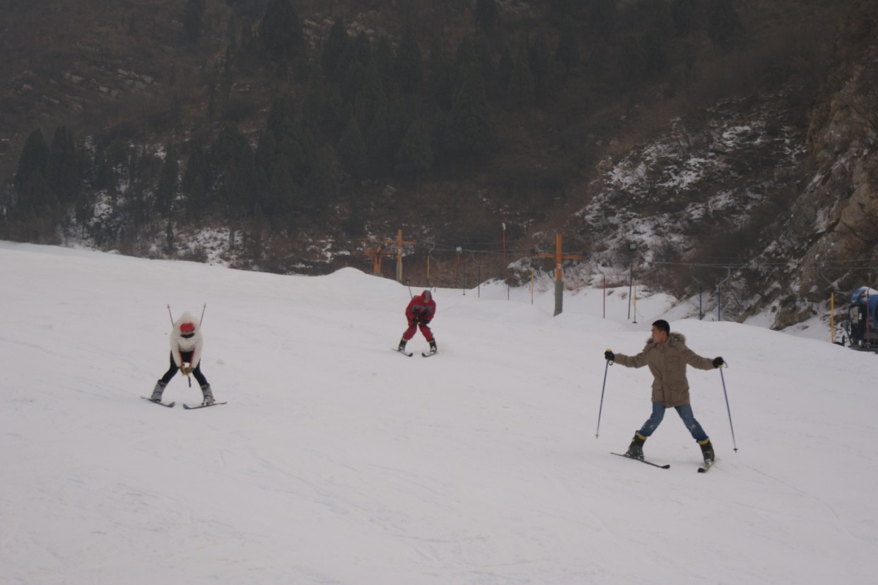 从山顶滑下来（看中间那人。。）