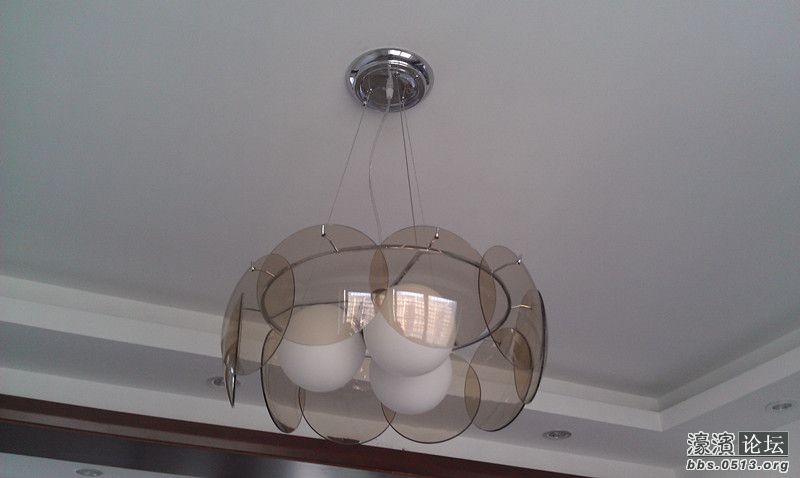 安装好的餐厅灯