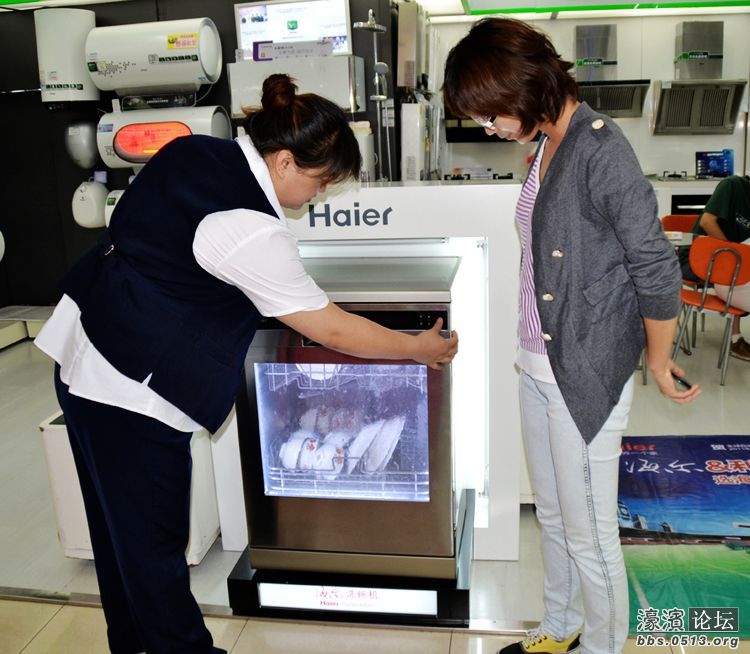 nEO_IMG_天冷水凉也不怕洗碗 海尔洗碗机最“贴心”成市民首选.jpg