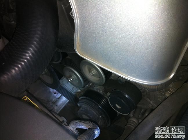 图中两个白色轮子