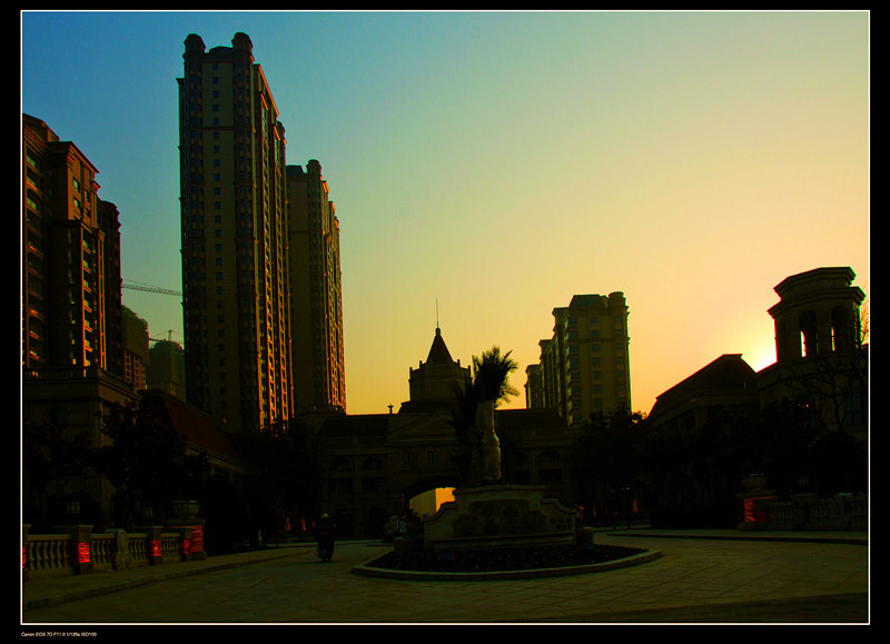 世伦名郡大门早晨 拍摄地方：世伦名郡、作者姓名：罗利民、联系电话：13962731595、通.jpg