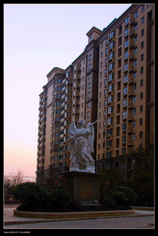 世伦名郡胜利女神 拍摄地方：世伦名郡、作者姓名：罗利民、联系电话：13962731595、通.jpg