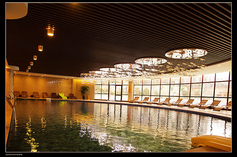 世伦名郡室内游泳馆 拍摄地方：世伦名郡、作者姓名：罗利民、联系电话：13962731595、.jpg