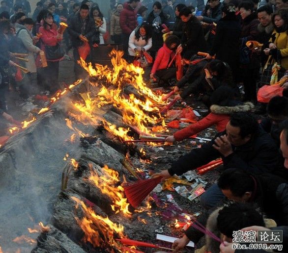 实拍各地正月初五“接”财神