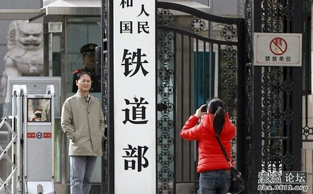 根据10日提请全国人大会议审议的国务院机构改革和职能转变方案，将不再保留铁道部，实行铁路政企分开。图为 ...