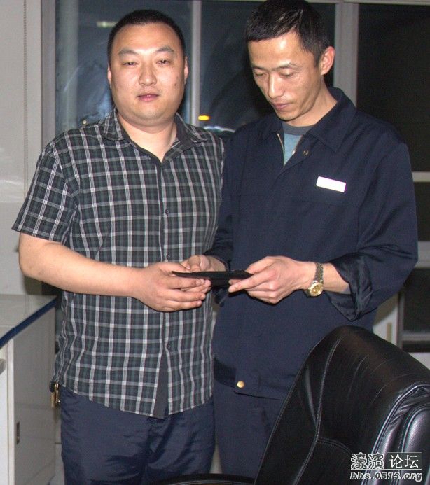 图为樊斌和汽渡调度员徐尧交接钱包的镜头