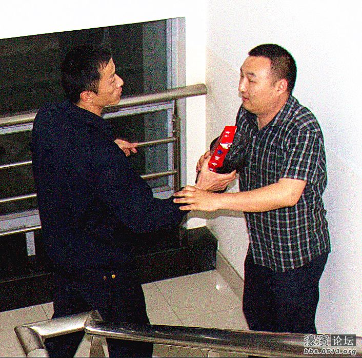 图为汽渡调度员婉拒樊斌中华烟的镜头