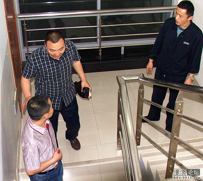 图为樊斌一行高兴离开调度室的镜头